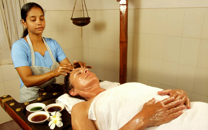 Ajurvédská očista Panchakarma - masáž hlavy