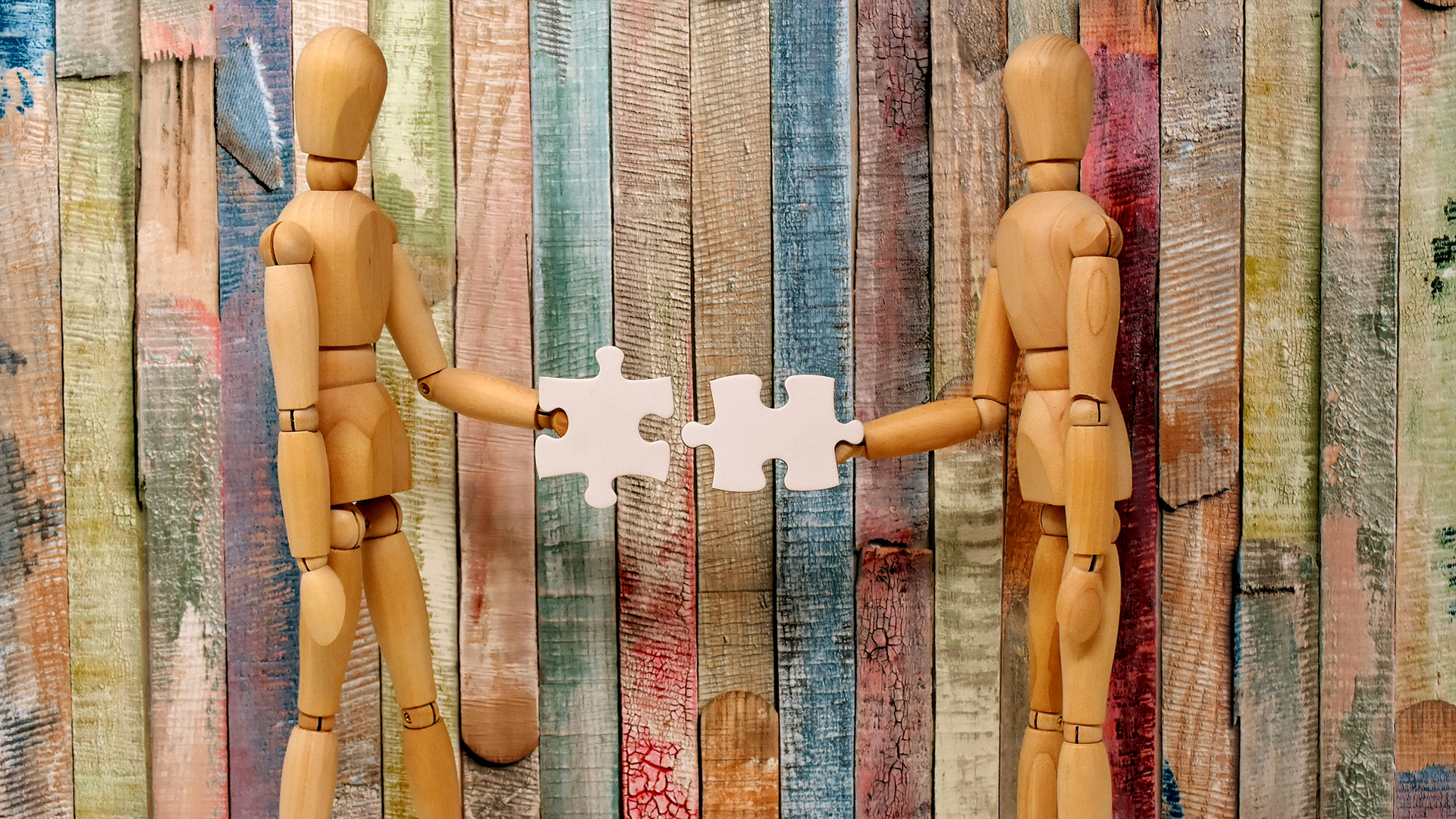dřevěné postavy s chybějícími dílky puzzle
