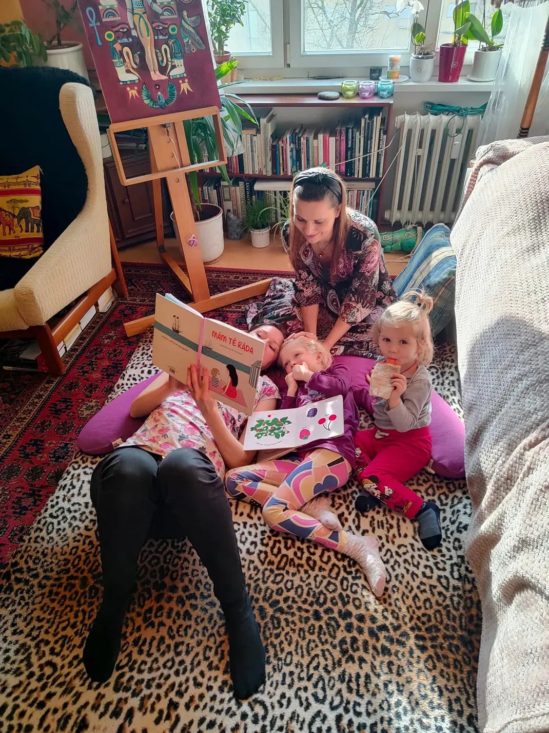 Lenka Lorien aplikuje kraniosakrální terapii na dítě se sourozencem a matkou