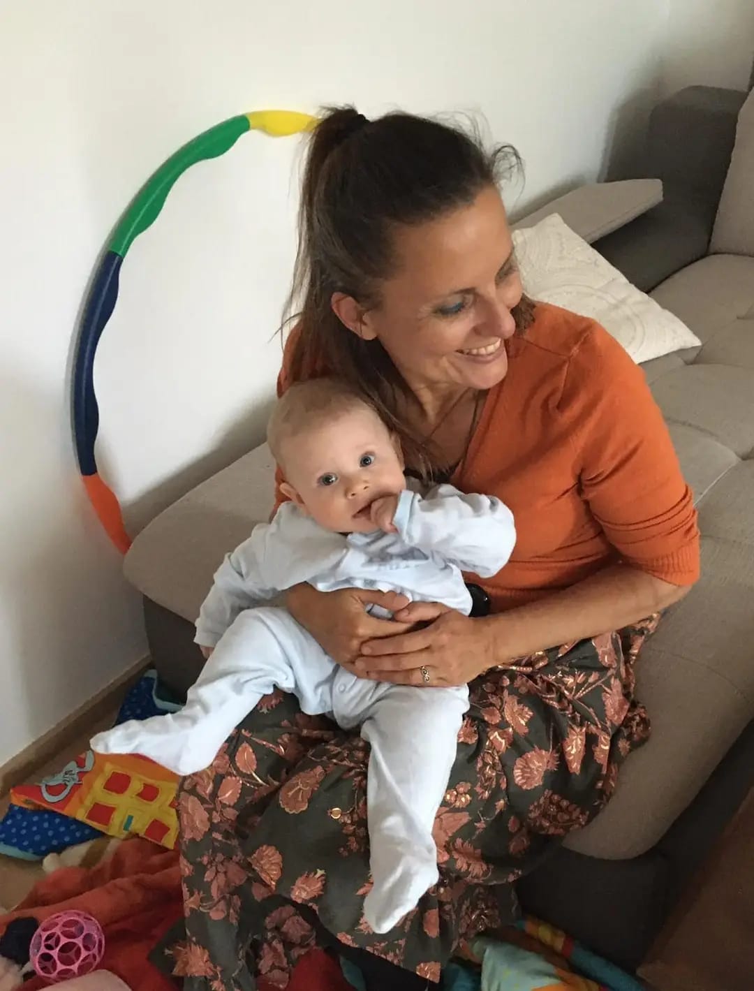 Lenka Lorien aplikující kraniosakrální terapii miminku